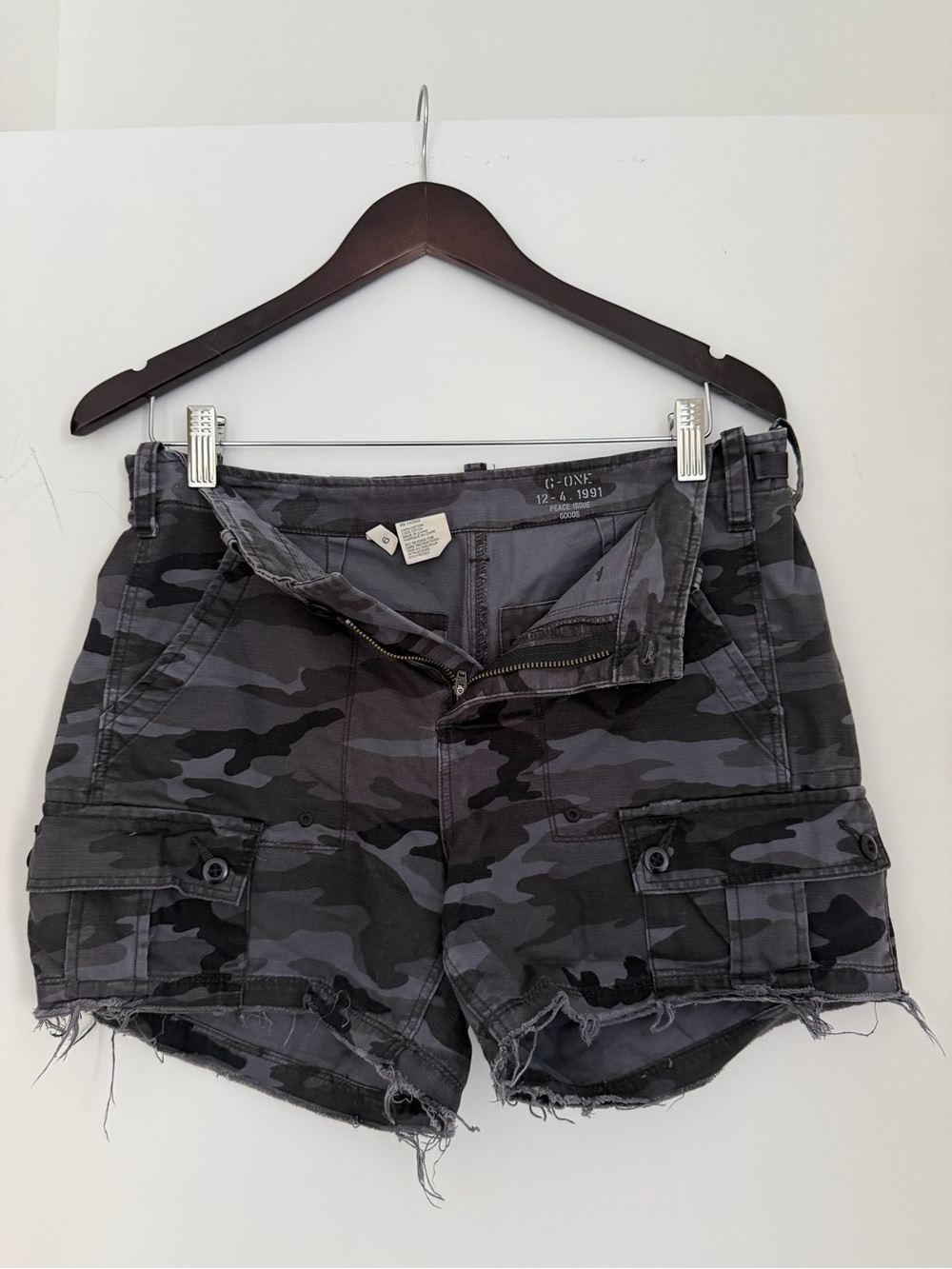 G1 Goods Gray Camo Cargo Shorts in Dark Gray SZ 6